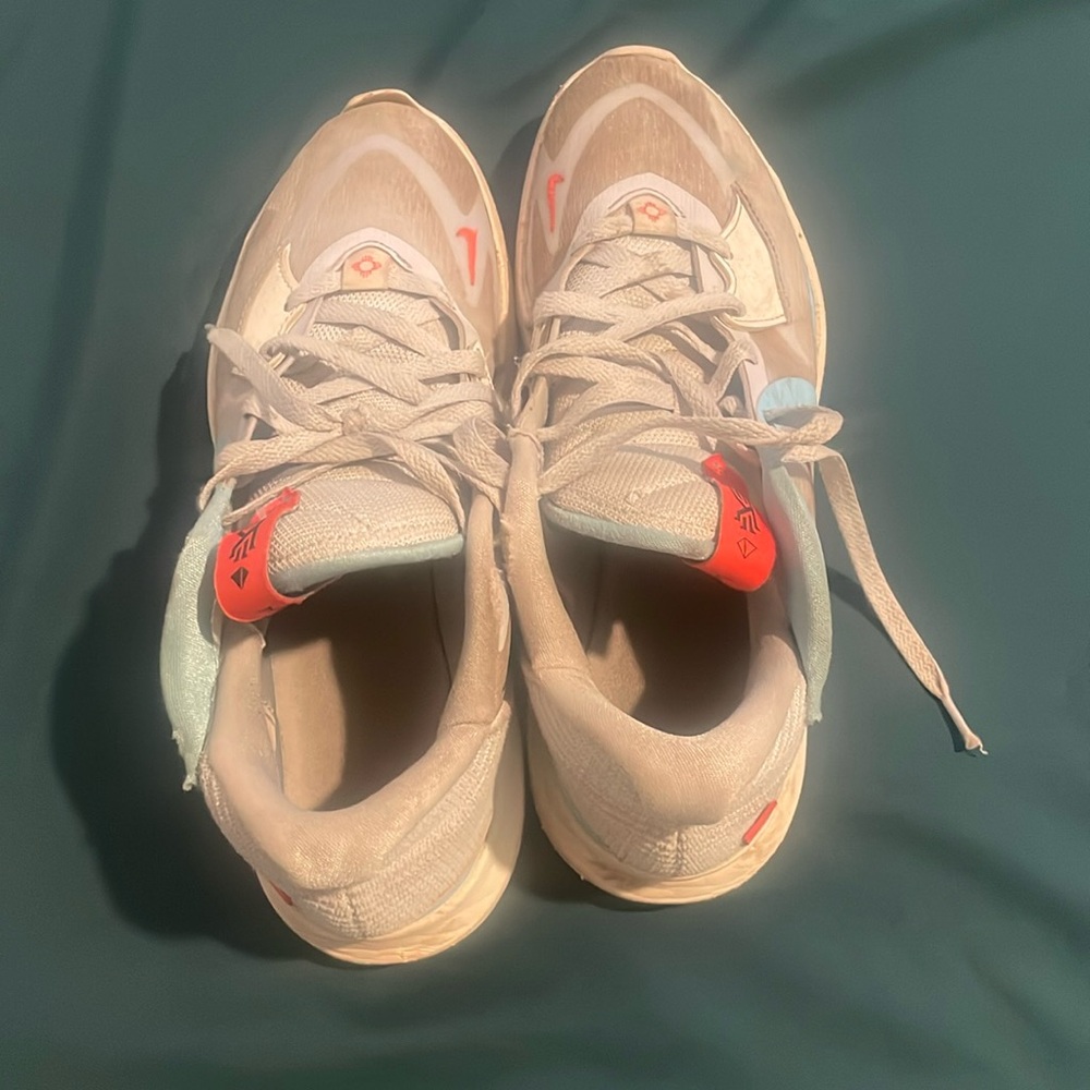 Athletic shoes Az only come too me